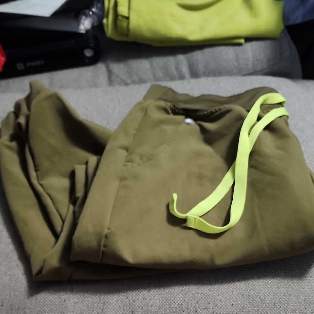 Figs Zamora Joggers In Martini Olive